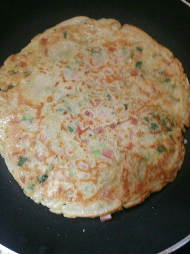 蔬菜鸡蛋饼,一面烙好后再翻一面继续,知道熟了为止