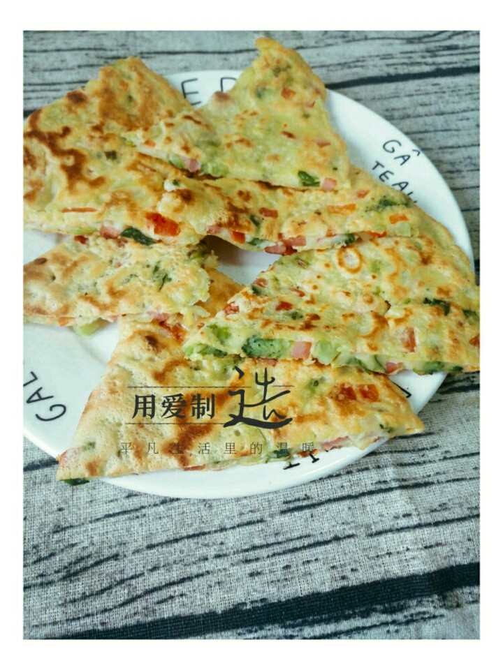 蔬菜鸡蛋饼,等饼子稍微凉了,就可以切成小块