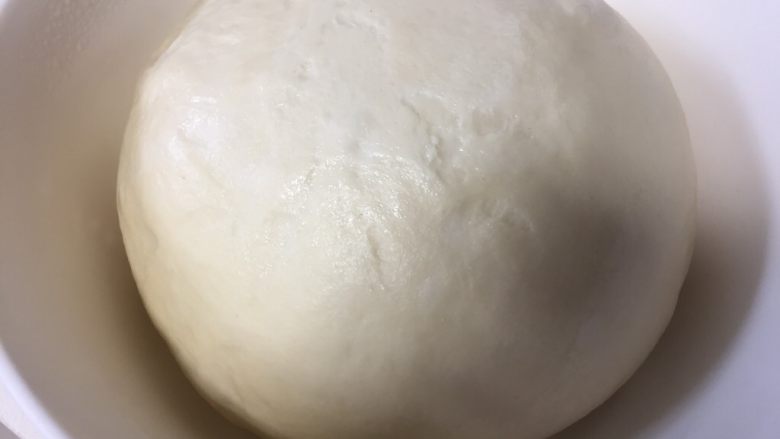 中种奶油吐司,盖保鲜膜入冰箱冷藏发酵至3-4倍大,发酵15个小时左右。