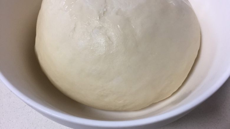 中种奶油吐司,揉好的面团整理成光滑的面团,盖保鲜膜静止松弛半小时。