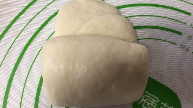 中种奶油吐司,再次擀成牛舌状,从上往下卷起。