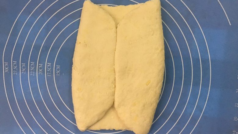 马苏里拉奶酪棒,用面皮左右包起黄油片,盖上保鲜膜松弛20分钟