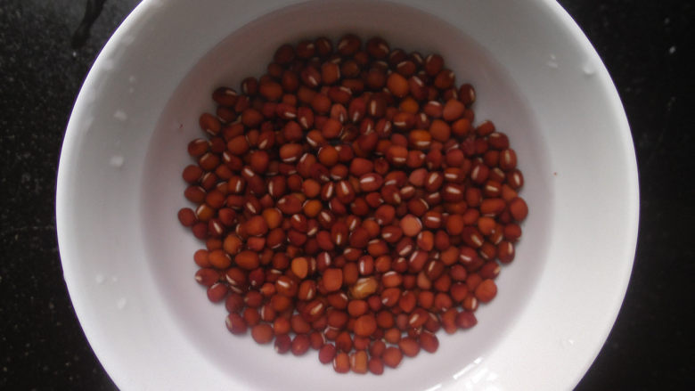 养生粥合集,将适量的<a style='color:red;display:inline-block;' href='/shicai/ 3607'>红豆</a>洗净后,放在碗里侵泡4小时以上。
