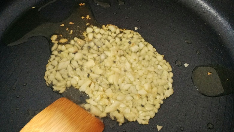Pizza,起锅,蒜头用<a style='color:red;display:inline-block;' href='/shicai/ 851'>橄榄油</a>炒香