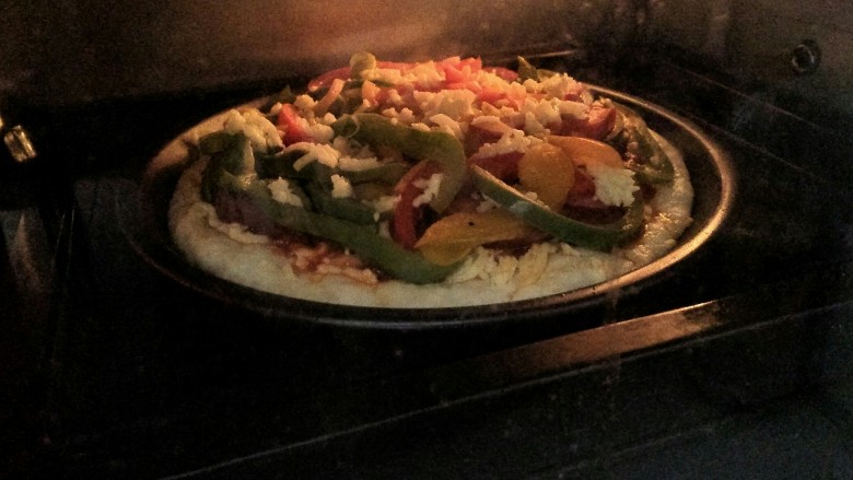 Pizza,烤箱预热210度,中层,上下火,烤15分钟