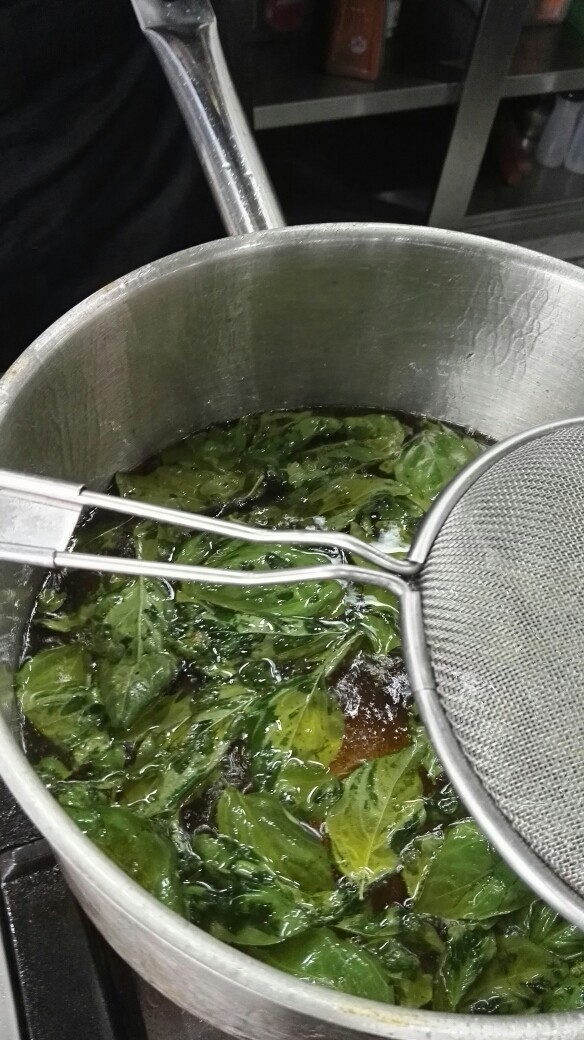 椰丝鸡球,罗勒130℃炸干,至油锅没有起泡便捞起