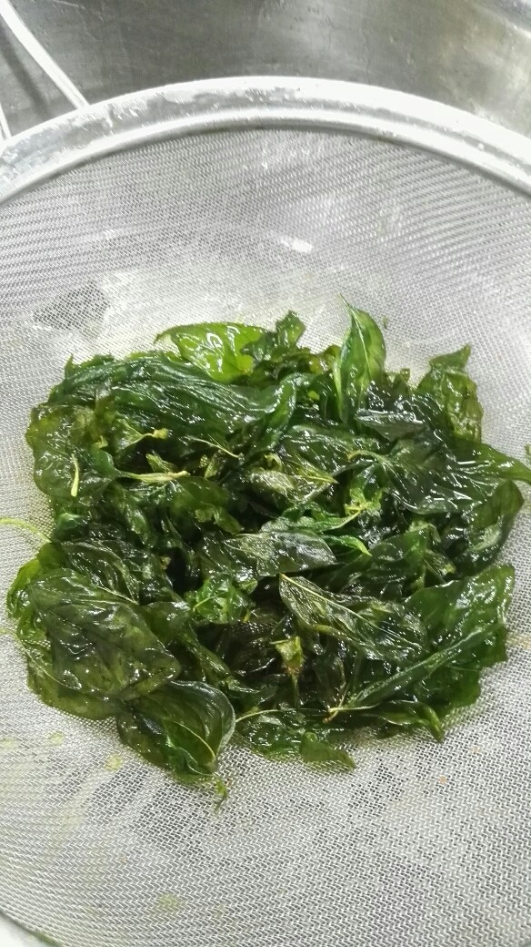 椰丝鸡球,炸好的罗勒叶透明,且脆。捞起沥干油分