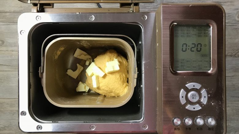 胡萝卜椰蓉卷,加入黄油,再设置和面20分钟。