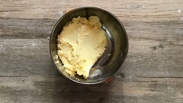 胡萝卜椰蓉卷,加入椰蓉。
混合均匀即可。