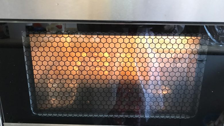 胡萝卜椰蓉卷,放入烤箱进行二发,约30分钟。