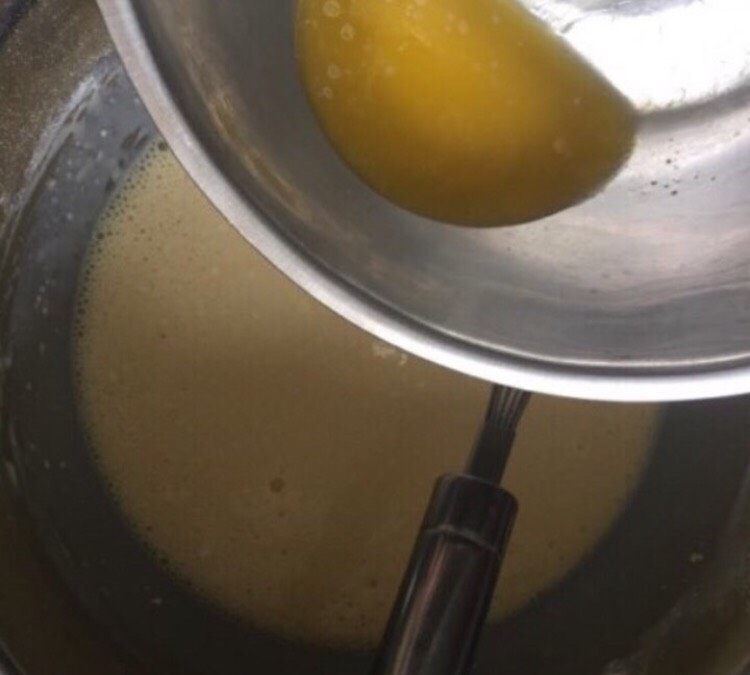 榴芒千层蛋糕,黄油隔水融化,加入蛋糊中搅拌均匀。