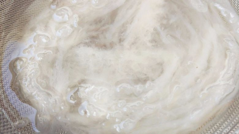 金瓜燕窝盅,燕角的部位硬度大,可适当延长浸泡时间,泡发到片状层层展开的状态
