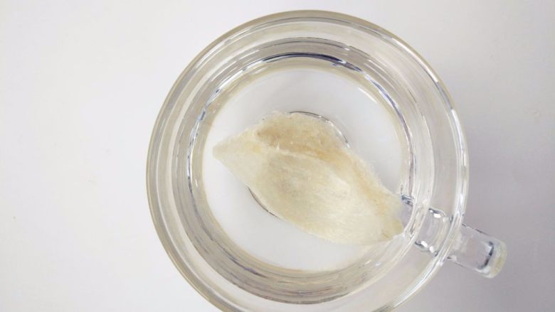 金瓜燕窝盅,用凉开水或纯净水,将燕窝放入浸泡4小时左右。可以一次泡一盏,泡好后密封冷藏分次吃,或者掰开一半泡