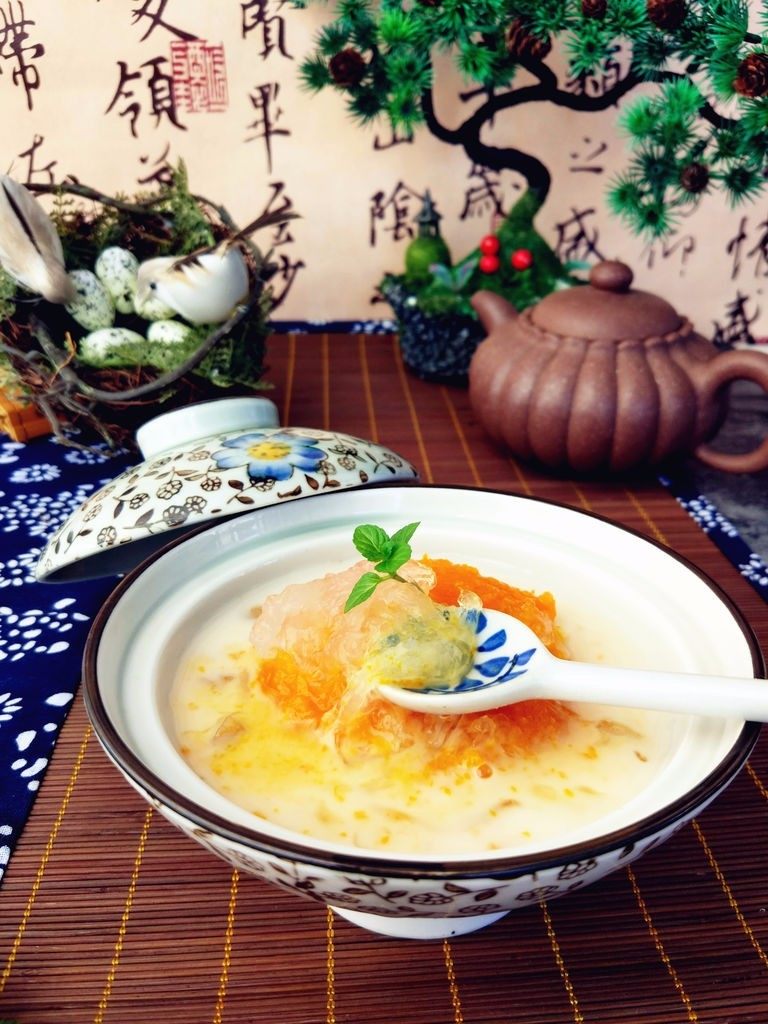 金瓜燕窝盅,加适量杏仁露,拌入燕窝即可食用