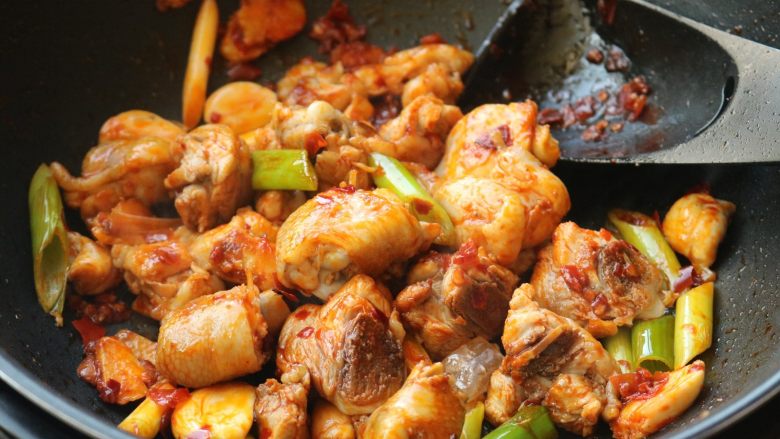 辣子鸡,继续煸炒鸡块,炒干水分。