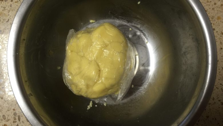 美味肉松酥,油酥材料混合揉成团即可,用保鲜袋装好。