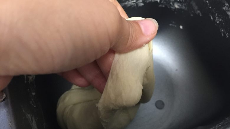 美味肉松酥,制作水油皮,把油皮材料放入面包机或手揉至出膜,不用手套膜,出薄膜即可,用保鲜袋装好醒20分钟。