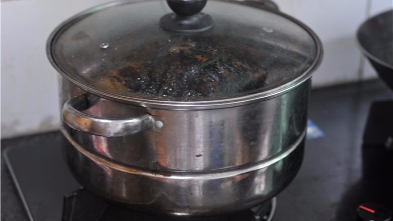 鲜掉眉毛的湘西特色美食——笋壳腊肉棕,大火煮开后转中小火,将粽子煮熟,这种普通锅,时间比较久,如果着急,用高压锅比较好