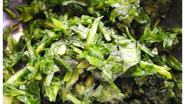 芹菜疙瘩,芹菜叶子洗净控干,加入精盐腌制。
