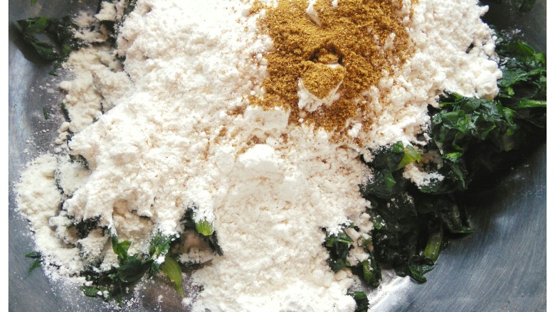 芹菜疙瘩,20分钟后沥干其中水分，再静置10分钟，再次沥干水分。加入<a style='color:red;display:inline-block;' href='/shicai/ 519'>面粉</a> 五香粉和<a style='color:red;display:inline-block;' href='/shicai/ 9'>鸡蛋</a>清，用手搅拌均匀，上锅蒸15分钟即可取出盛盘。