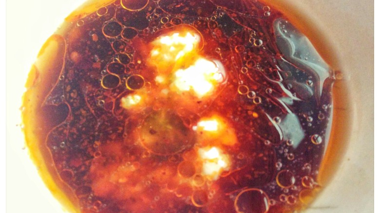 芹菜疙瘩,<a style='color:red;display:inline-block;' href='/shicai/ 2794'>大蒜</a>榨成蒜泥（5月的<a style='color:red;display:inline-block;' href='/shicai/ 2794'>大蒜</a>你懂得！），加入鸡精 盐 酱油 醋 辣椒油香油，搅拌成沾汁。可以夹着菜疙瘩沾着蒜汁享用美食了。