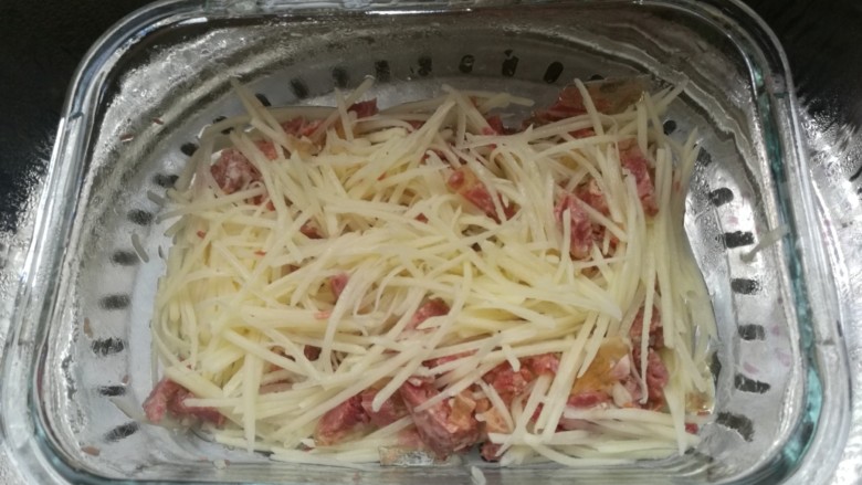 土豆牛肉蒸鸡蛋,加少许盐拌匀，上蒸锅。