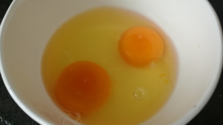 土豆牛肉蒸鸡蛋,蒸土豆的同时，处理<a style='color:red;display:inline-block;' href='/shicai/ 9'>鸡蛋</a>