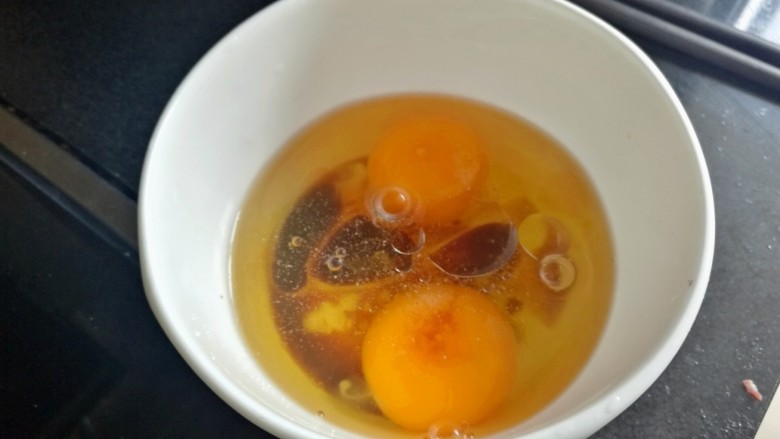 土豆牛肉蒸鸡蛋,加盐，料酒，<a style='color:red;display:inline-block;' href='/shicai/ 788'>生抽</a>，胡椒和少许<a style='color:red;display:inline-block;' href='/shicai/ 846'>色拉油</a>。