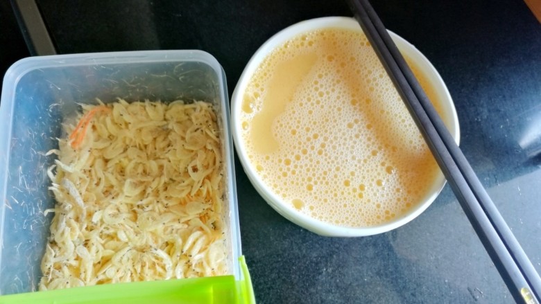 土豆牛肉蒸鸡蛋,搅拌均匀后加纯净水，水蛋比例2:1。拌匀后加入虾皮