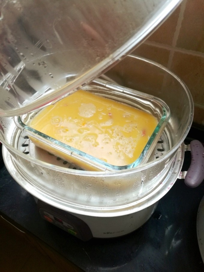 土豆牛肉蒸鸡蛋,蛋液倒入土豆丝中，无需搅拌，继续蒸20分钟左右。