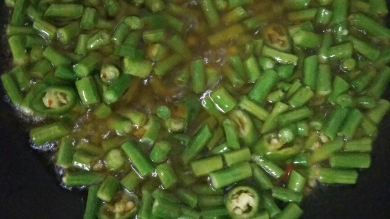 瘦肉炒豇豆,肉捞出剩下的油用来炒豇豆,可将辣椒一起放入,也可最后放,先放没那么辣,后放会有辣味哦,炒至快熟时放盐,不要忘了哦,瘦肉本来就拌了酱油,所以不要一起放,不然肉就咸了,所以这要单独放盐。