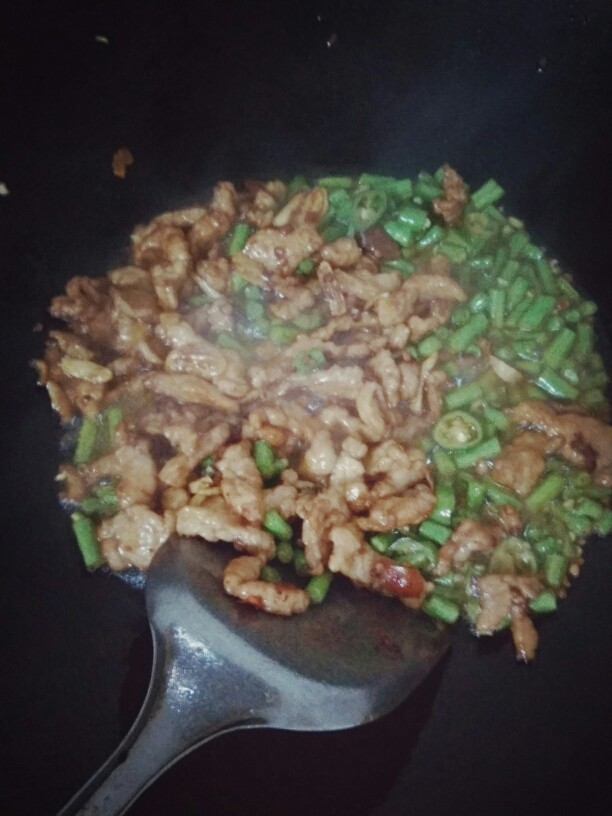 瘦肉炒豇豆,然后将瘦肉放上面,进行翻炒,想要确定豇豆熟没,那就用锅铲放一颗豇豆上轻轻一切就切开了 ,就说明熟了,就可以关火准备起锅咯。