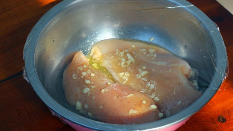 香蒜蜂蜜烤鸡胸,盖上保鲜膜,放到冰箱里冷藏2小时以上。