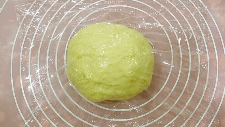 椰蓉花卷面包,一发好的面团取出,按压排气后,揉圆,静置松弛20分钟。