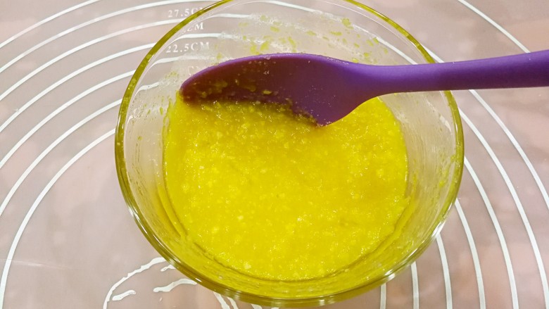 椰蓉花卷面包,把黄油放微波炉叮30秒,搅拌至完全融化,再倒入全部材料拌匀成椰蓉酱,备用。