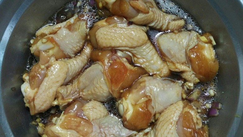 锡纸包鸡,最后放入油,拌匀后腌制20分钟