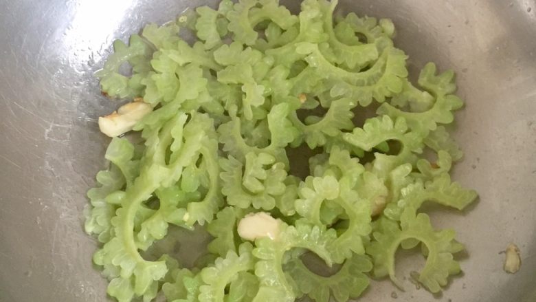 不苦的苦瓜炒蛋,下苦瓜,中火炒2分钟