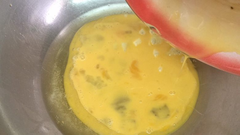 不苦的苦瓜炒蛋,锅里油下稍微多一点,比鸡蛋液多一点,这样鸡蛋炒起来很嫩。热油后下鸡蛋液