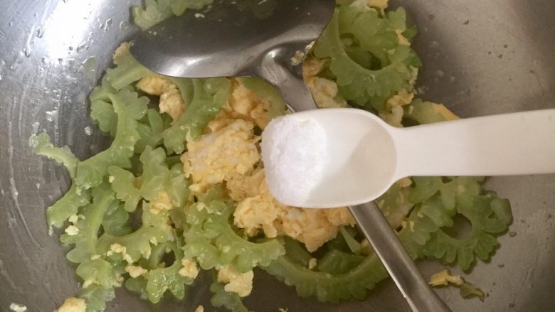 不苦的苦瓜炒蛋,下1/2小汤匙的盐,翻拌均匀,待盐融化后关火