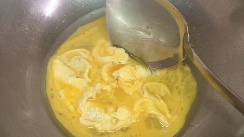 不苦的苦瓜炒蛋,趁大火,用锅铲迅速炒几下鸡蛋液,看鸡蛋液都凝结了就可以关火了,这时候的鸡蛋最嫩