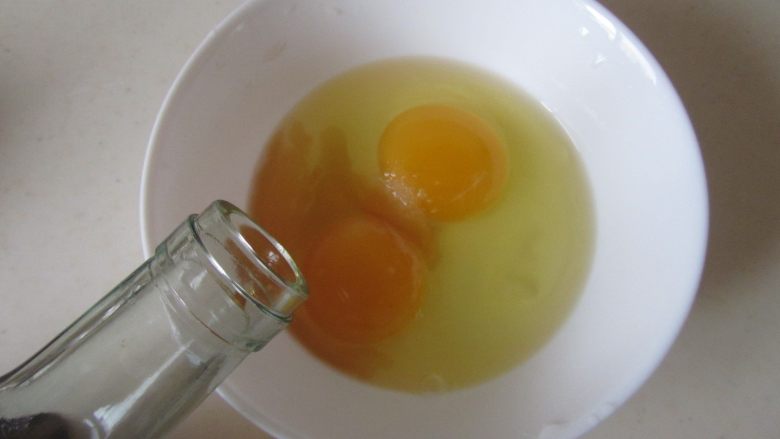 荆芥西红柿鸡蛋面,鸡蛋中加入适量的盐和1勺<a style='color:red;display:inline-block;' href='/shicai/ 718'>料酒</a>， 搅打均匀；