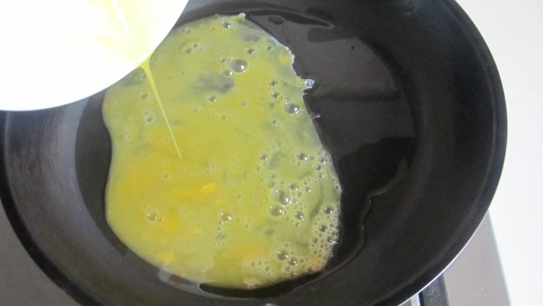 荆芥西红柿鸡蛋面, 热锅凉油， 倒入鸡蛋液；