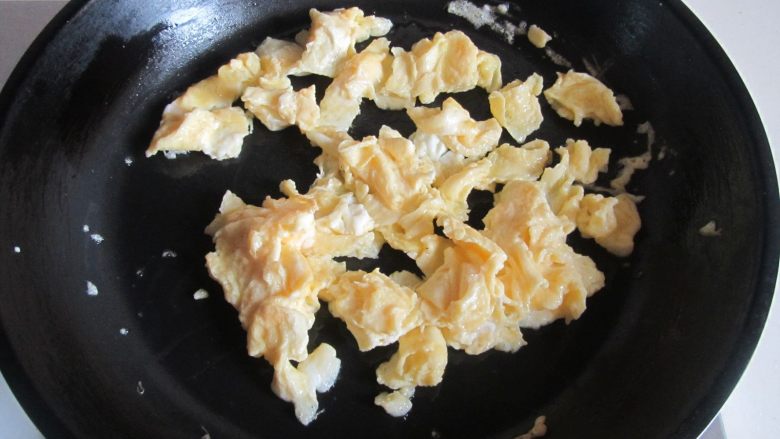 荆芥西红柿鸡蛋面,待蛋液煎至定型后用筷子划成小块，盛出来备用；