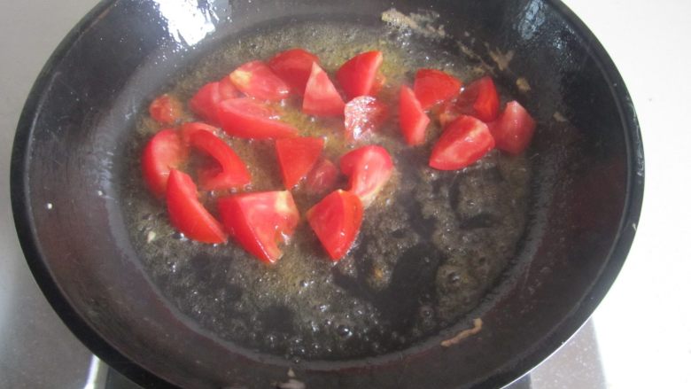 荆芥西红柿鸡蛋面,锅中倒入少许油， 放入<a style='color:red;display:inline-block;' href='/shicai/ 3551'>西红柿</a>煸炒；