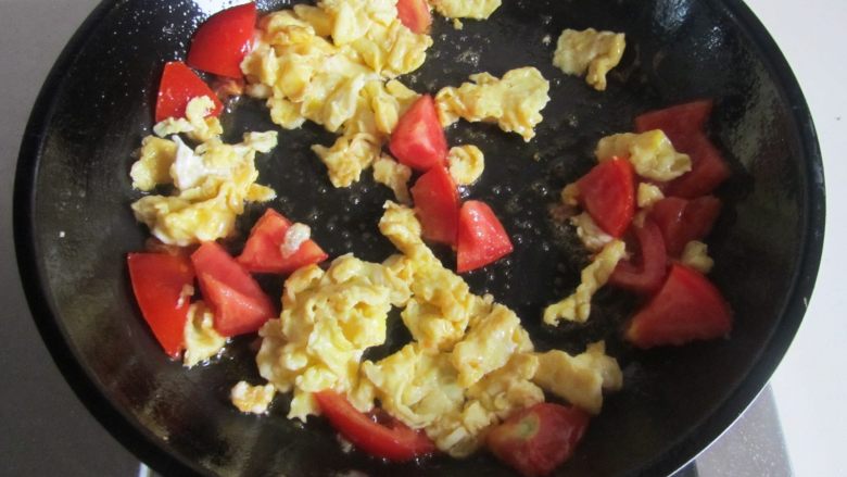 荆芥西红柿鸡蛋面,西红柿微微煸炒出汁后放入炒好的鸡蛋翻炒；