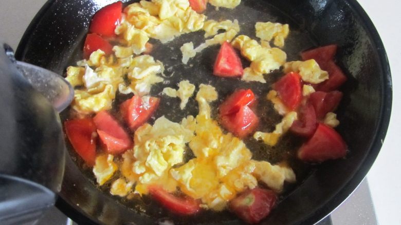 荆芥西红柿鸡蛋面,再加入适量的水；