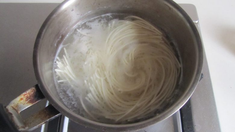 荆芥西红柿鸡蛋面,水开后放入<a style='color:red;display:inline-block;' href='/shicai/ 526'>面条</a>， 用筷子划散开， 中间点一次水；