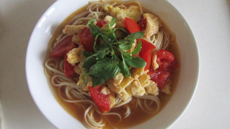 荆芥西红柿鸡蛋面,将西红柿鸡蛋汤汁放入，上面再摆放上<a style='color:red;display:inline-block;' href='/shicai/ 3759'>荆芥</a>叶；