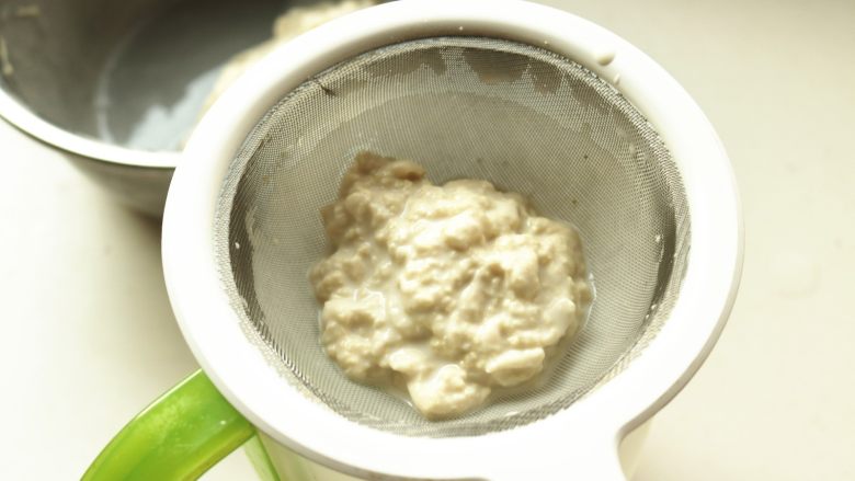 凉皮,找一个细而高的容器,把洗出来的淀粉水过滤进容器里,继续重复洗面过程,过滤出淀粉水。