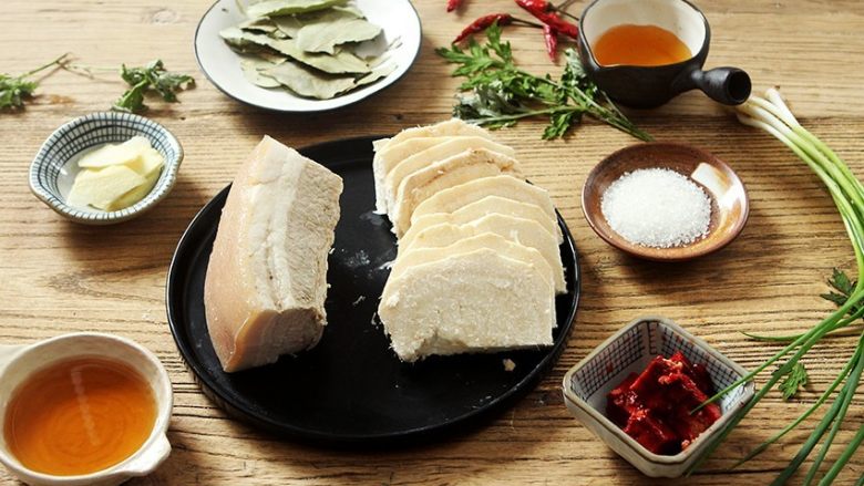 粉葛蒸扣肉,准备好调料,粉葛去皮后切成一厘米的片;
